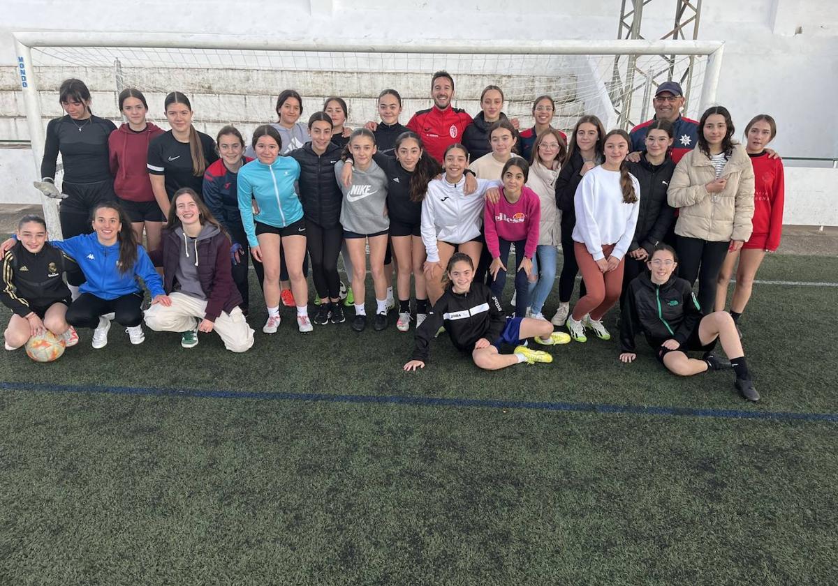 El grupo participante del fútbol femenino santeño