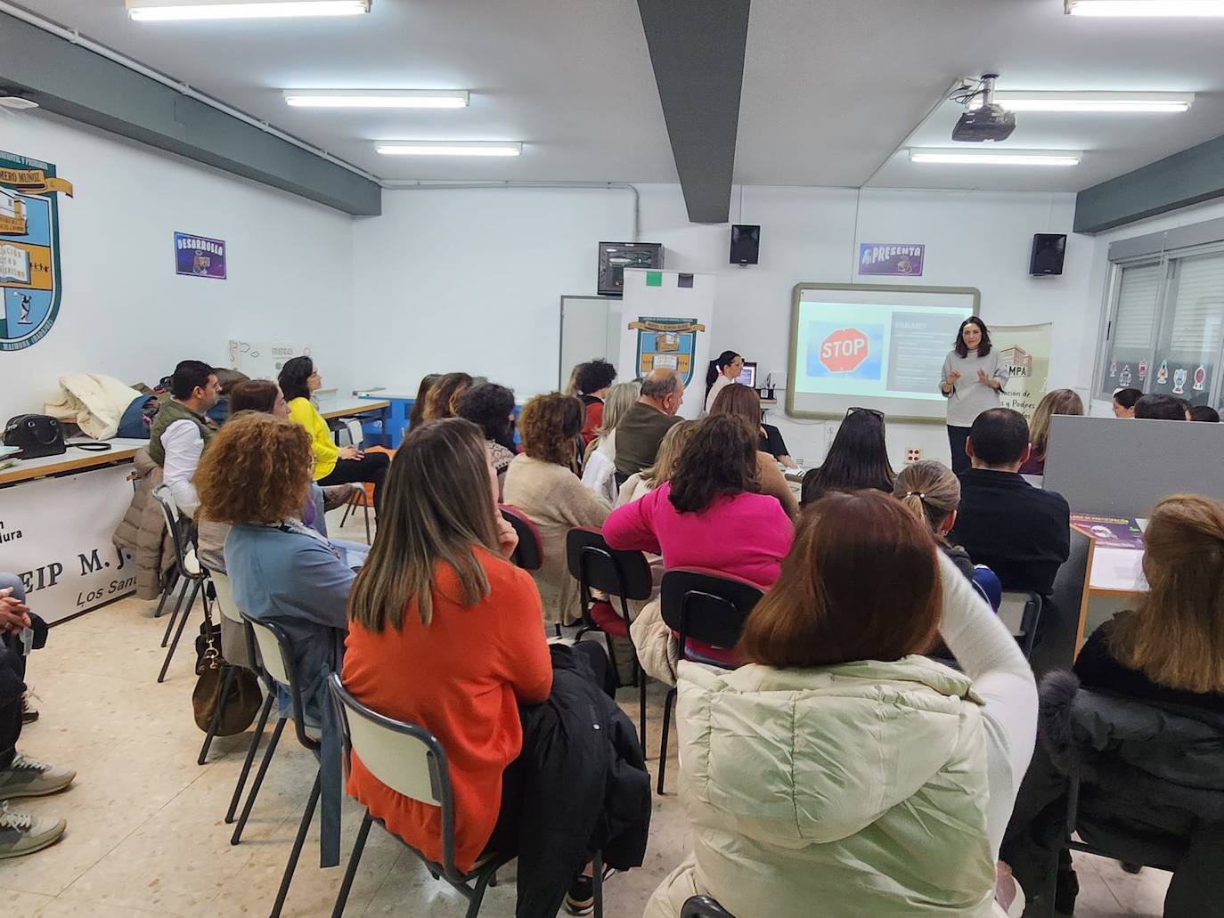 Más de 40 personas hablaron del bienestar emocional de los padres y su influencia en la educación y crianza ayer en el Romero