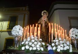 Velas y flores para la Virgen