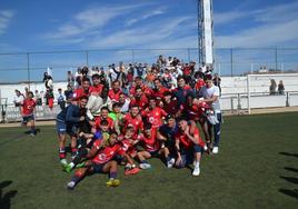 Celebracfión del equipo de la Estrella tras su victoria frente al Zafra