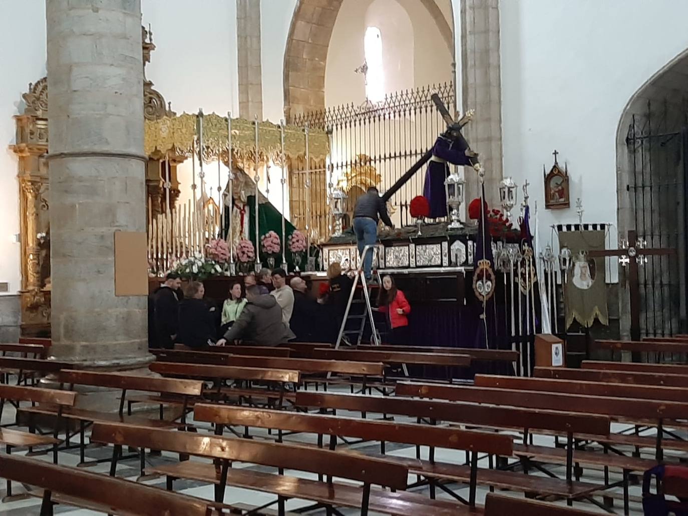 Imagenes de la Espereanza y el Nazareno dispuestas en la Parroquia