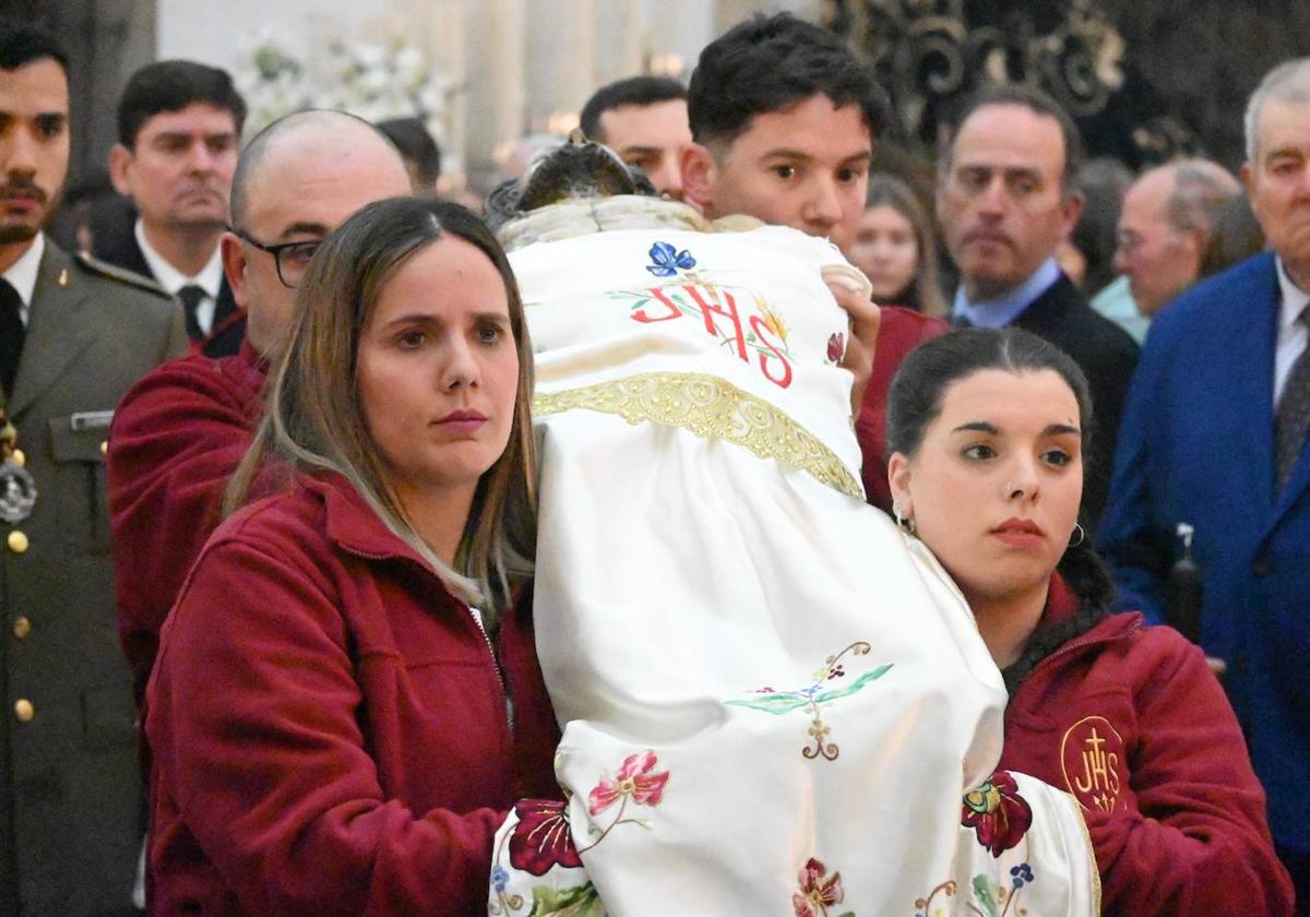 La imagen de Crisyo Yacente envuelta en su sudario