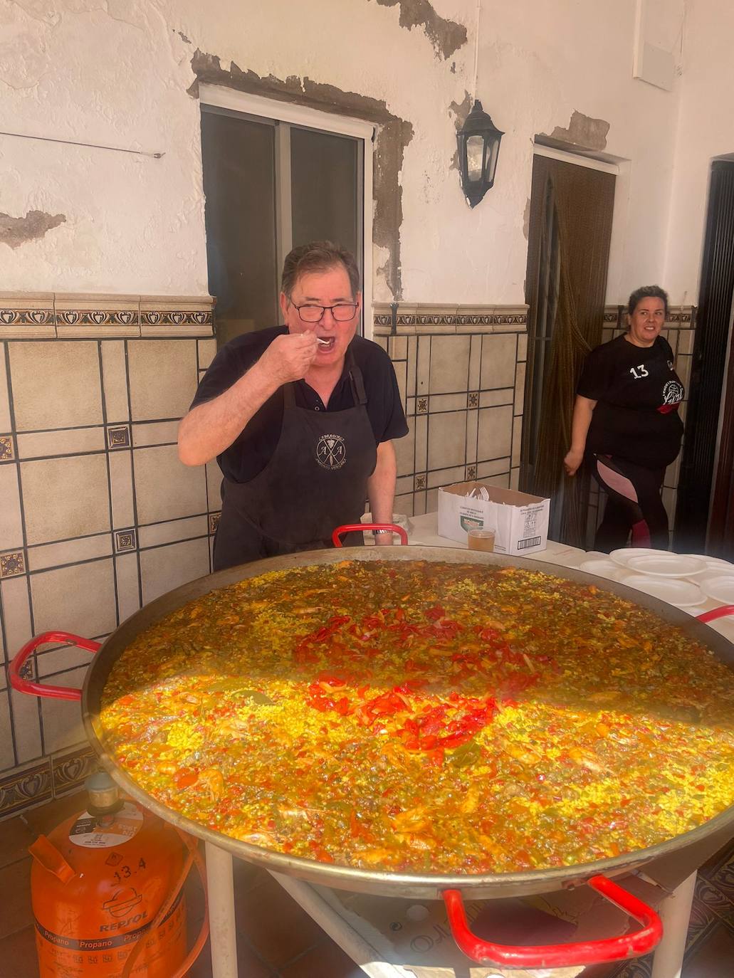 Antonio prueba el arroz