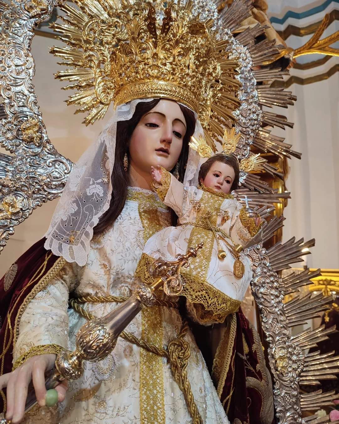 La imagen de la Virgen de la Estrella ya ha sido vestida para el mes de mayo