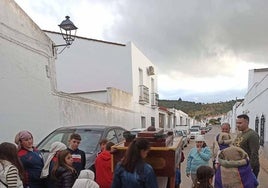 Niños costaleros junto al paso de la Cofradía del Amarrado