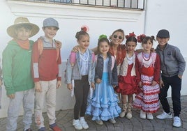Alumnos del Juan Blanco vestidos con la temática de la Romería de San Isidro