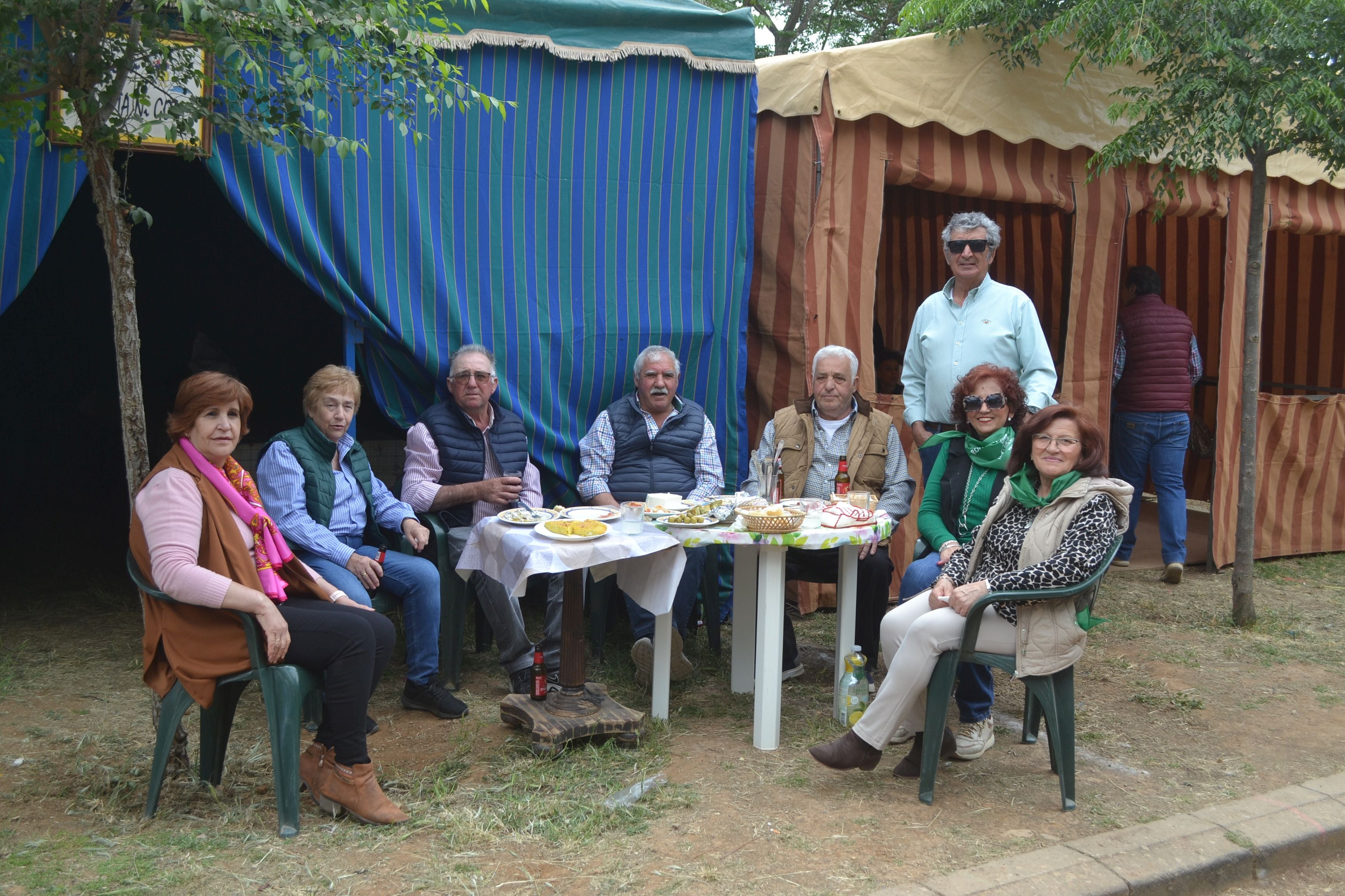 Tomando el aperitivo a la puerta de la caseta