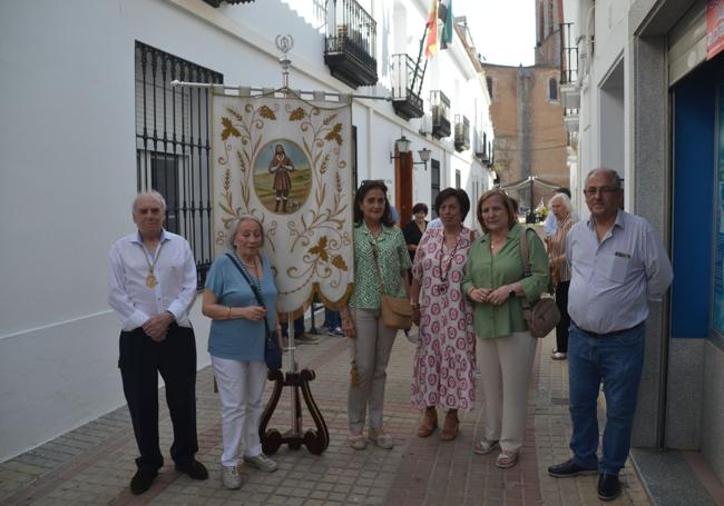 Vecinos de la callecon el nuevo mayordomo, y el estandarte