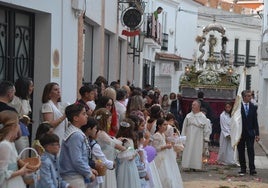 Los niños y niñas de primera comunión durante la procesión