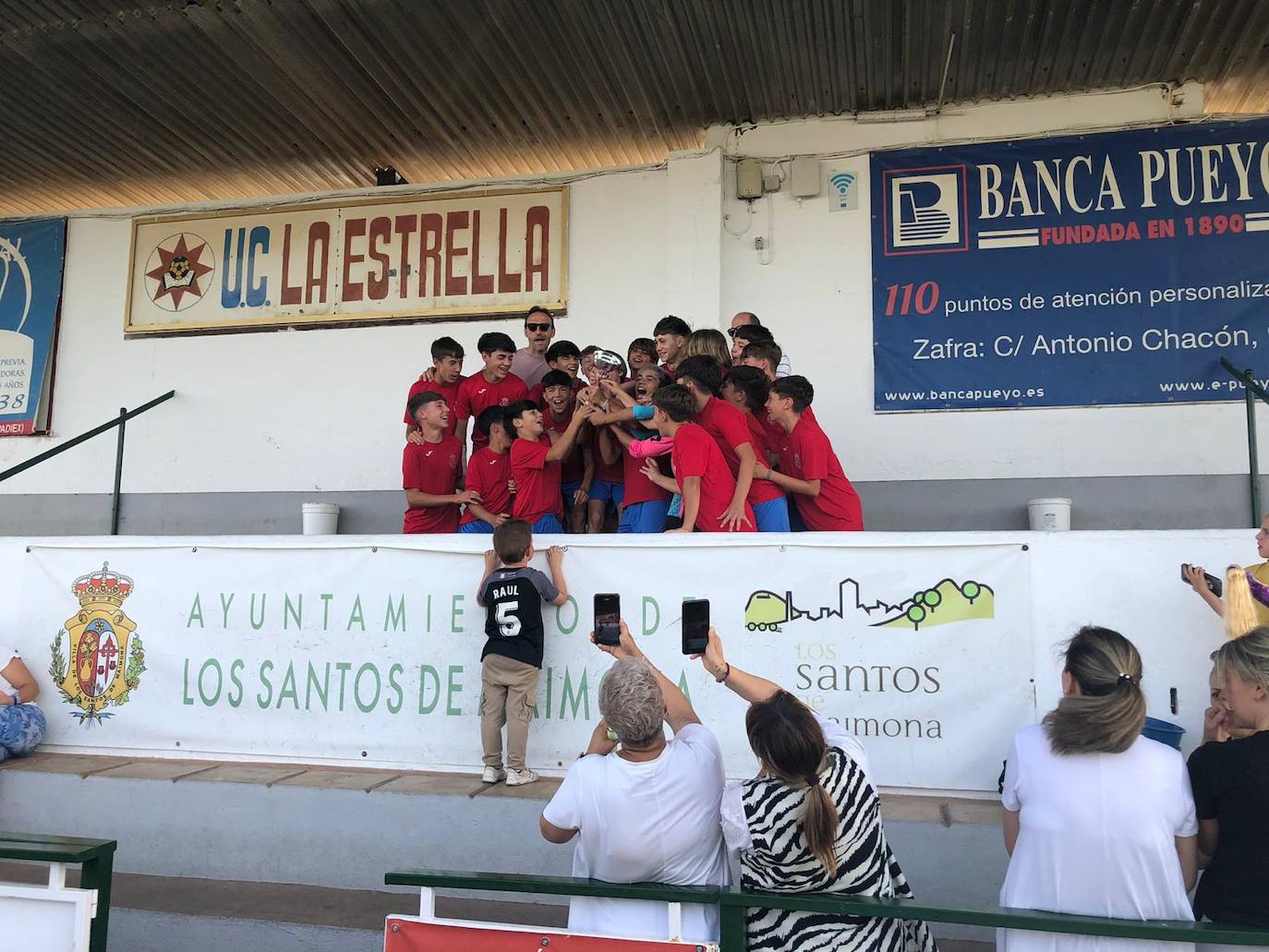 Los chicos recogen su trofeo