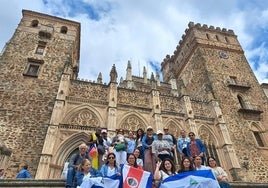 Un grupo delante del Monasterio