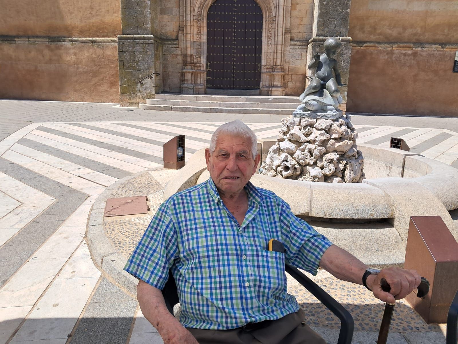 Miguel tras pasar por el Centro de mayores a leer la prensa