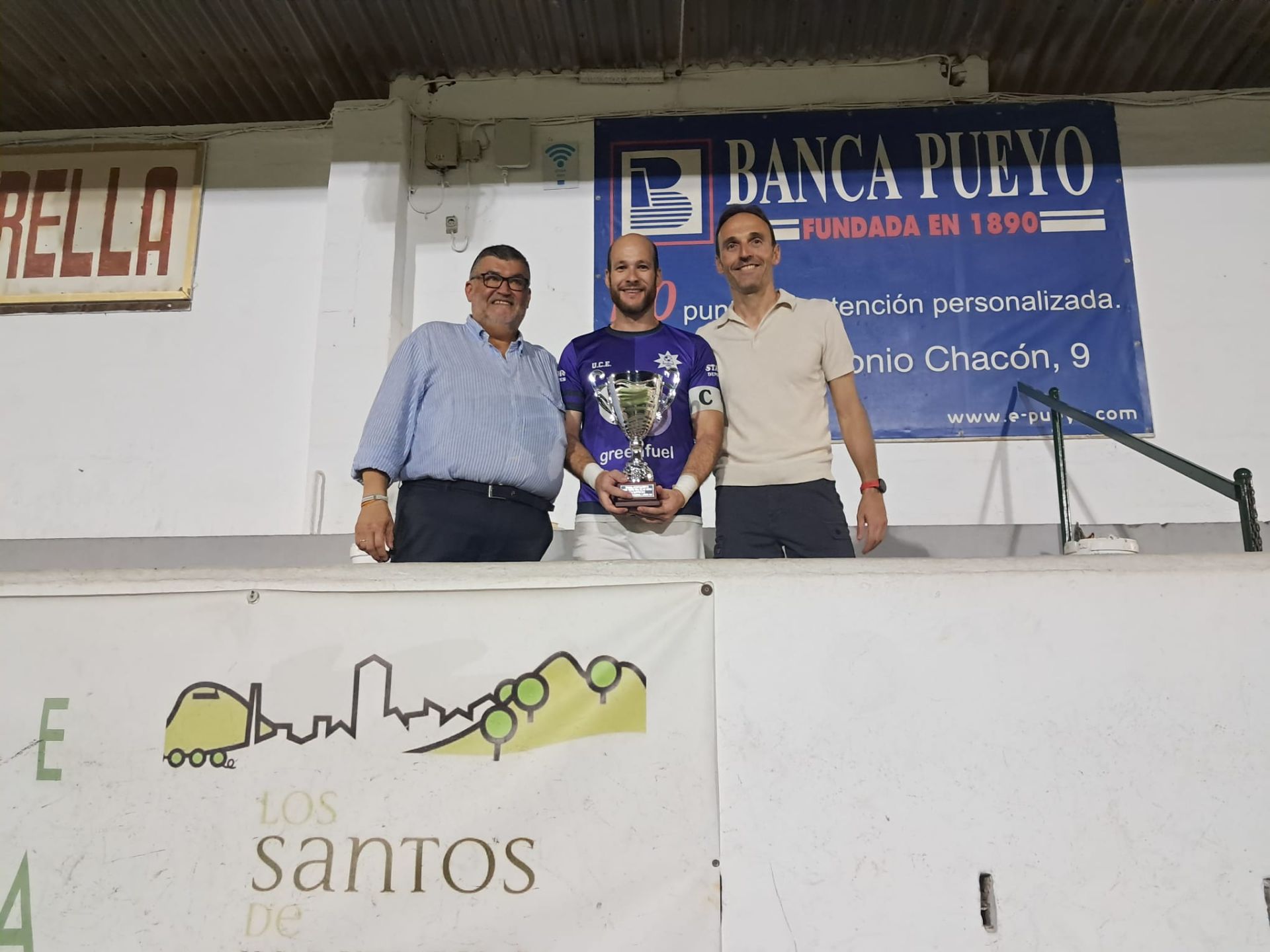 El alcalde y concejal entregan el trofeo al capitan de la Yeyi