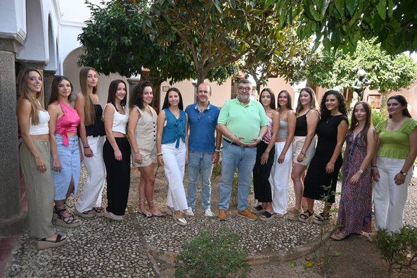 Damas de la Fiesta de la Vendimia junto al alcalde y el concehal de Cultura y Festejos