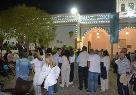 El patio del santuario una de las noches de fiesta
