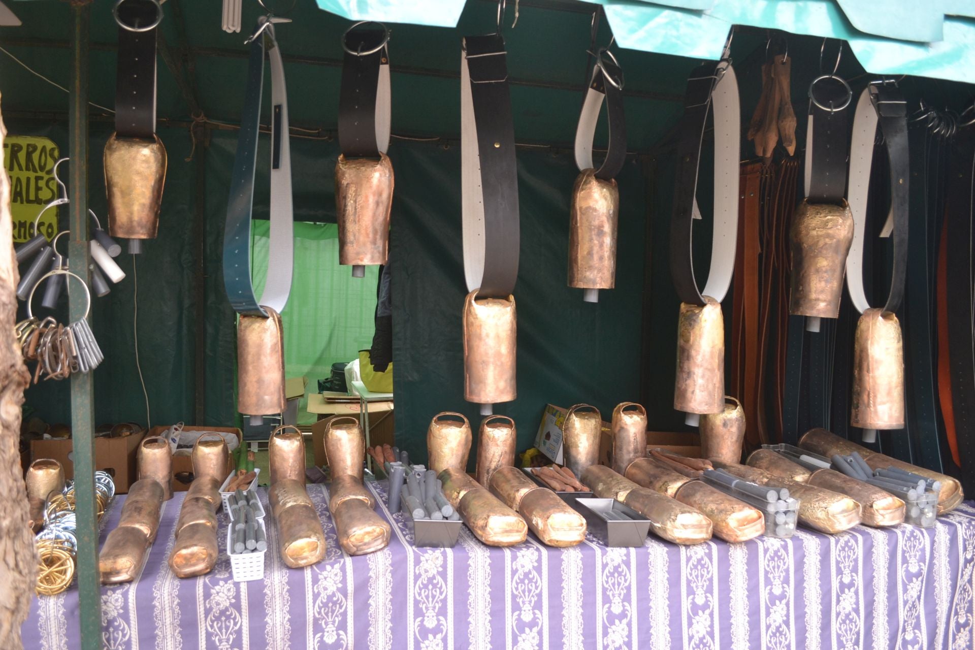 Un puesto de venta de campanos