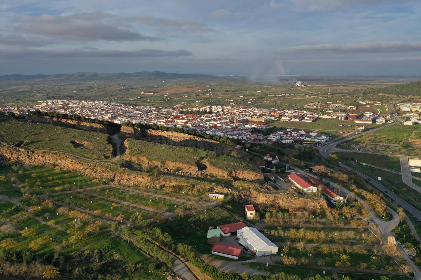 Gran carpa de diversión a las afueras de Los Santos