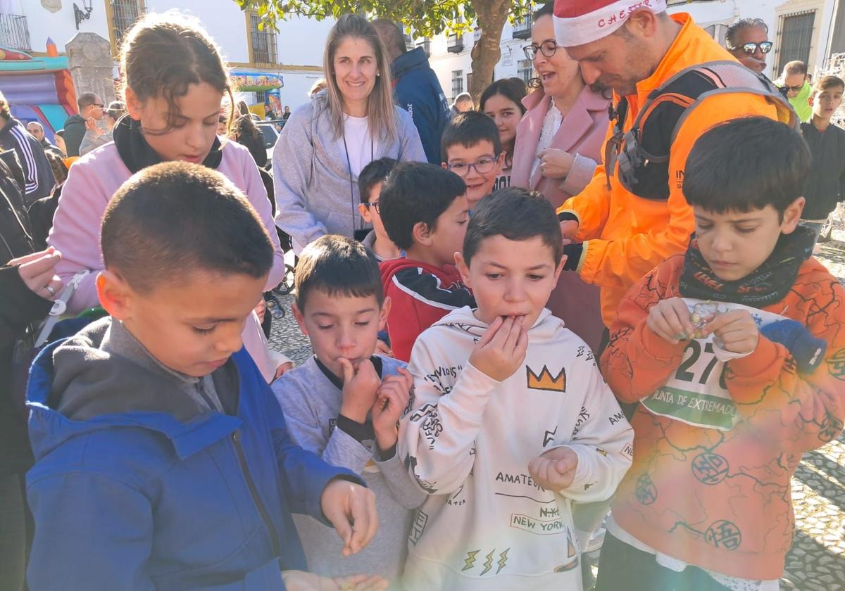 Tomando las uvas convertidas en golosinas