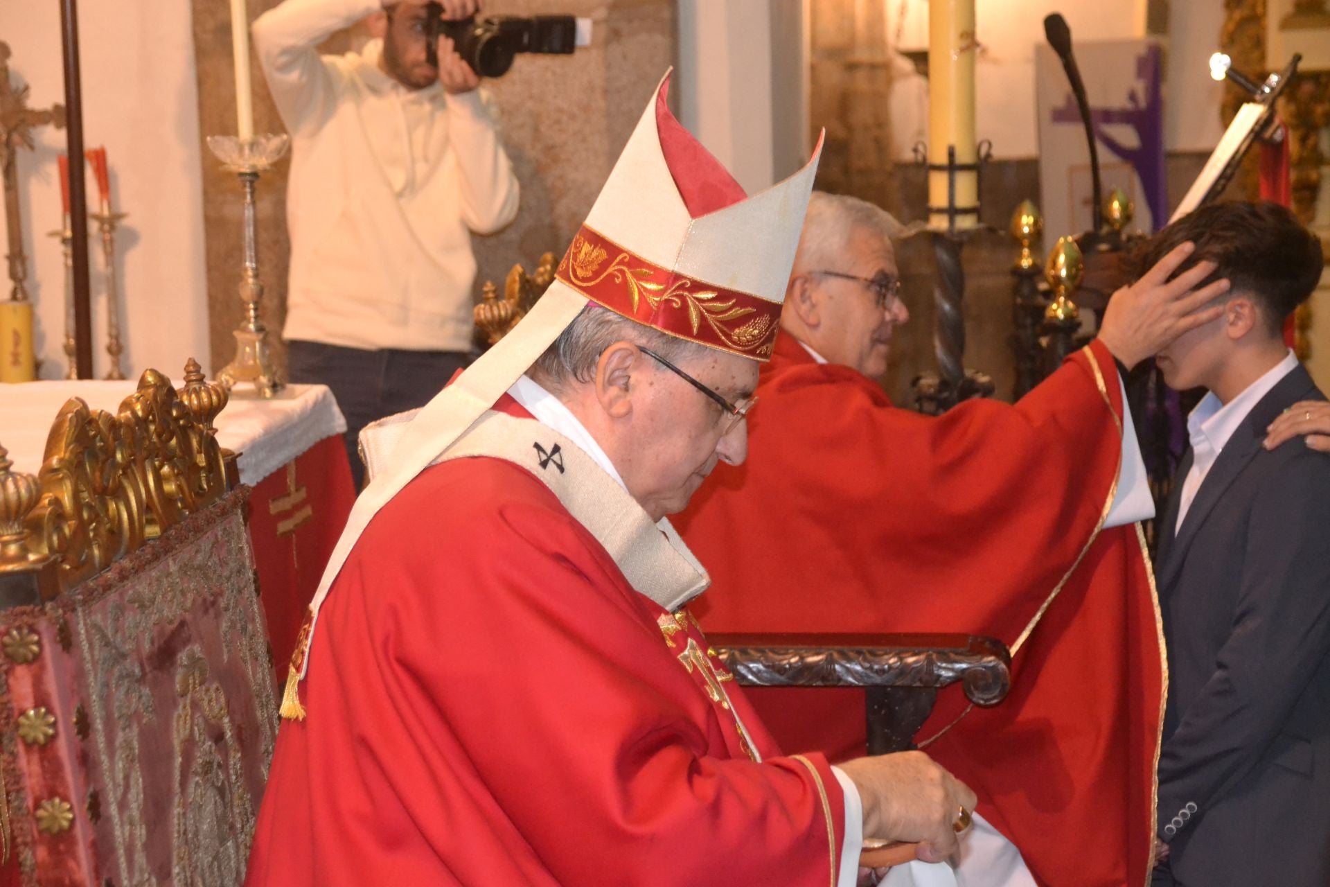 Ceremonia de Confirmaciones en una foto de archivo