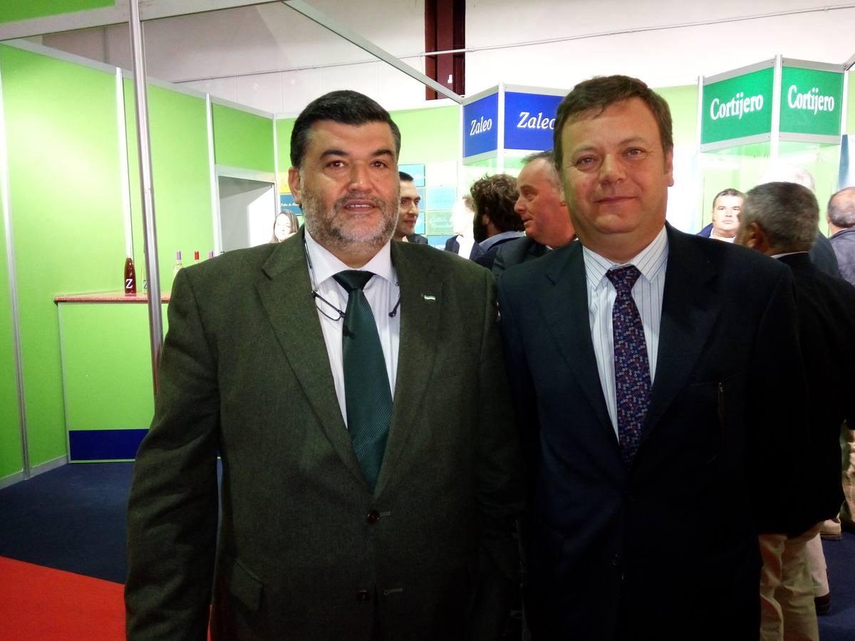 El Alclade junto al presidente de la Cooperativa Virgen de la Estrella en el Salón del vino y la Aceituna Iberovinac 2015