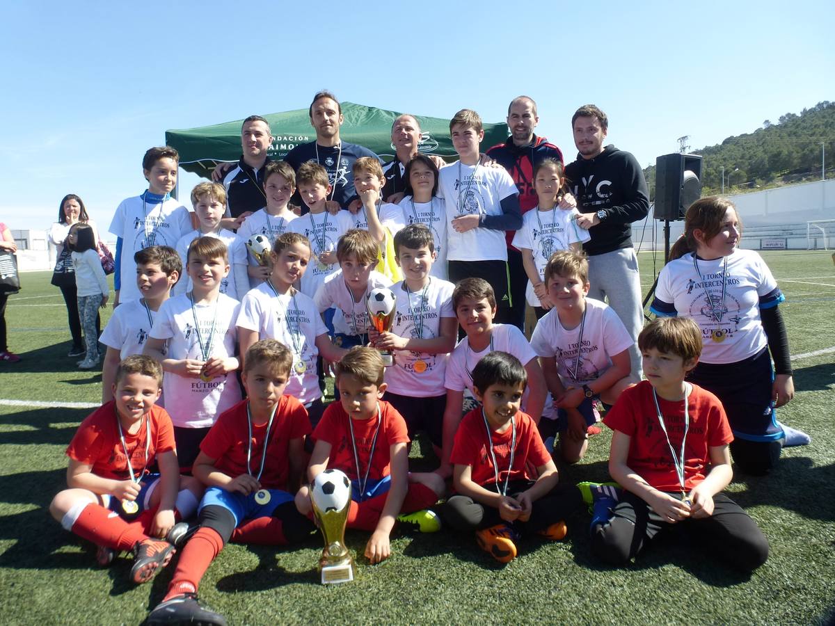 Foto de familia con los tres equipos vencedores de las distintas categorías junto con la organización del evento. El colegio Alcalde Juan Blanco vence en Alevin y Bejanmín, mientras que Romero Muñoz se lleva el prebenjamín. No hubo suerte para el Mauricio Tinoco, aunque si grandes partidos.