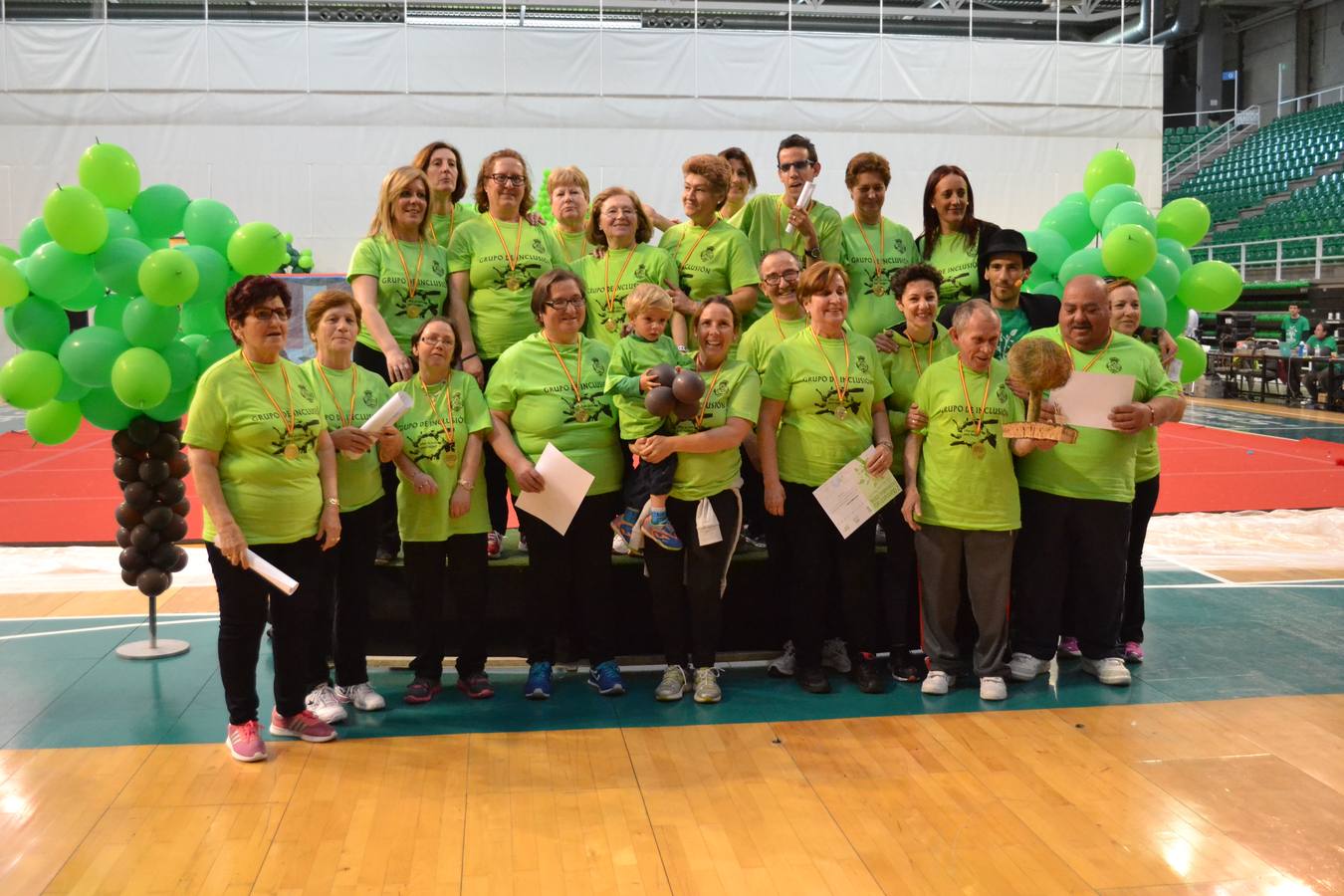 Los ususarios del programa de ocio y tiempo libre para sicapacitados con las mujeres del taller deportivo de mantenimiento en la Gimnastrada