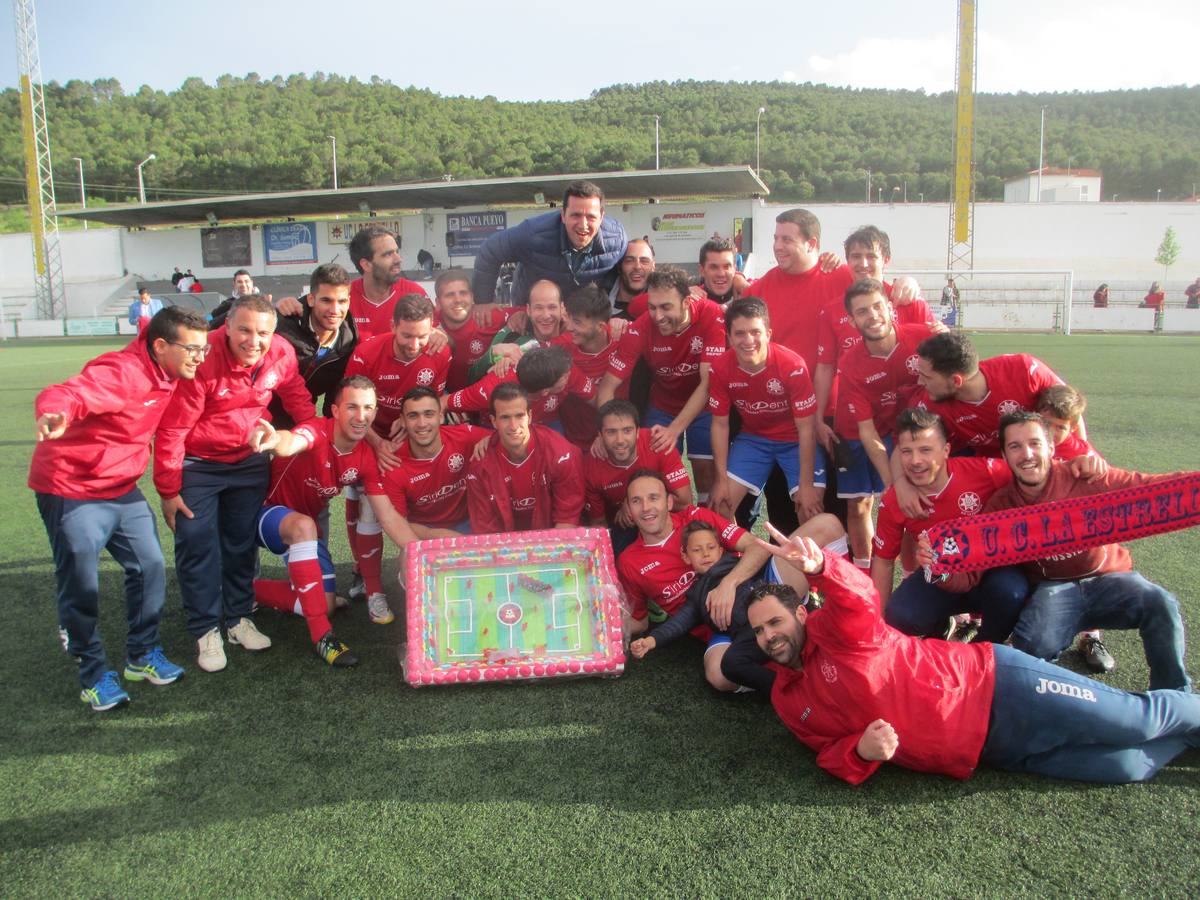 Los jugadores y técnicos y presidente  festejando el campeonato con una tarta de chuches