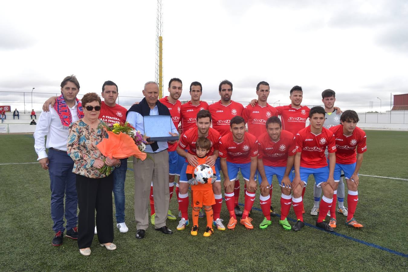El equipo con el mítico jugador Camacho que hizo el saque de honor.