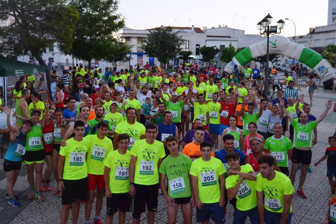 Grupo de corredores justo antes de la salida de la décima nocturna. 