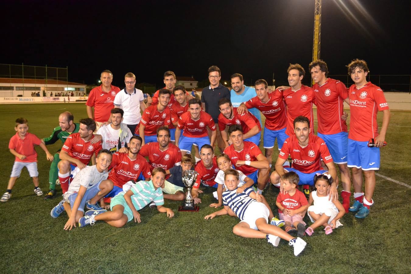 El equipo de la Estrella con su trofeo 