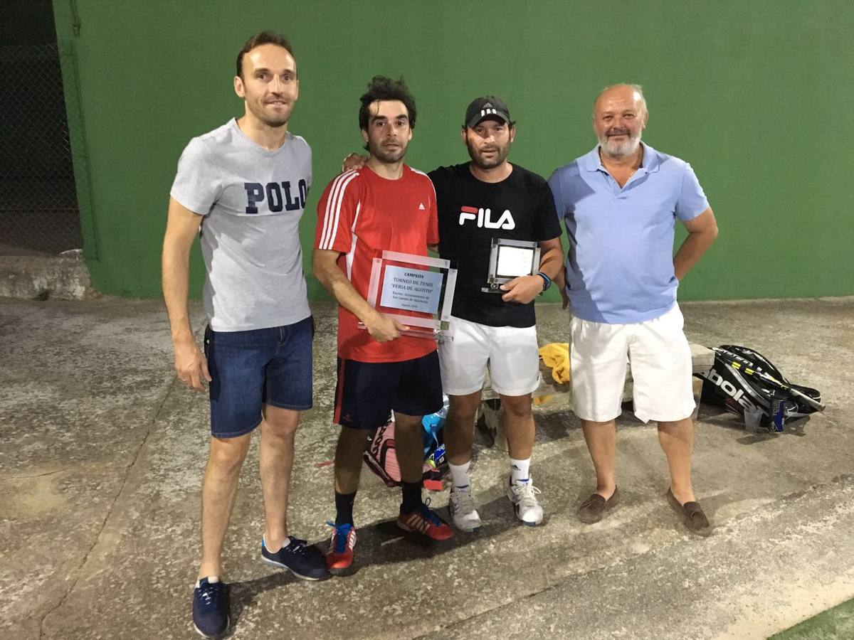 Sabino y Fali Serrano posan junto con los finalistas del torneo