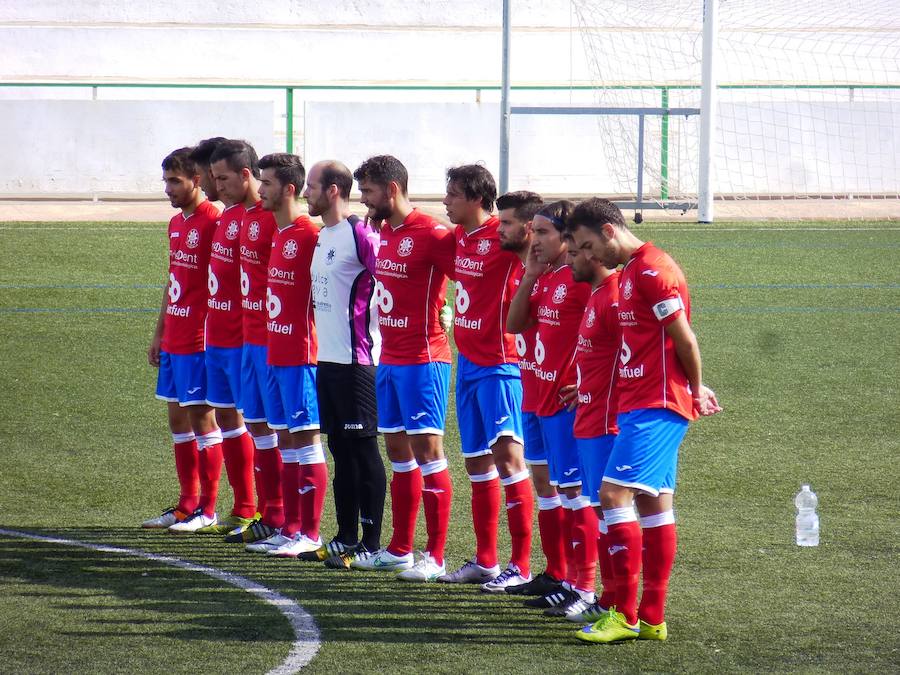 El equipo rinde un respetuoso minuto de silencio a la mamoria del recientemente fallecido Santiago Poves.