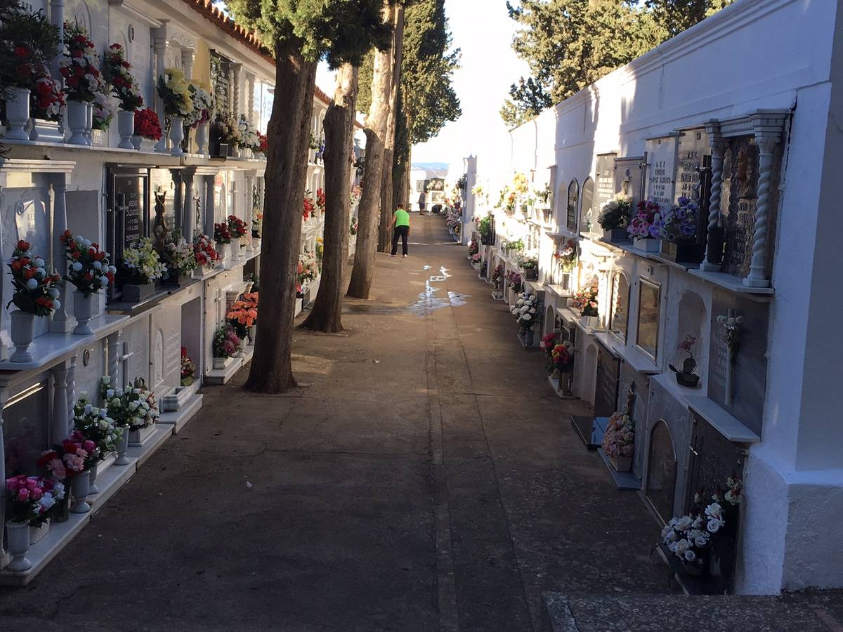 Una calle del cementerio de Los Santos 