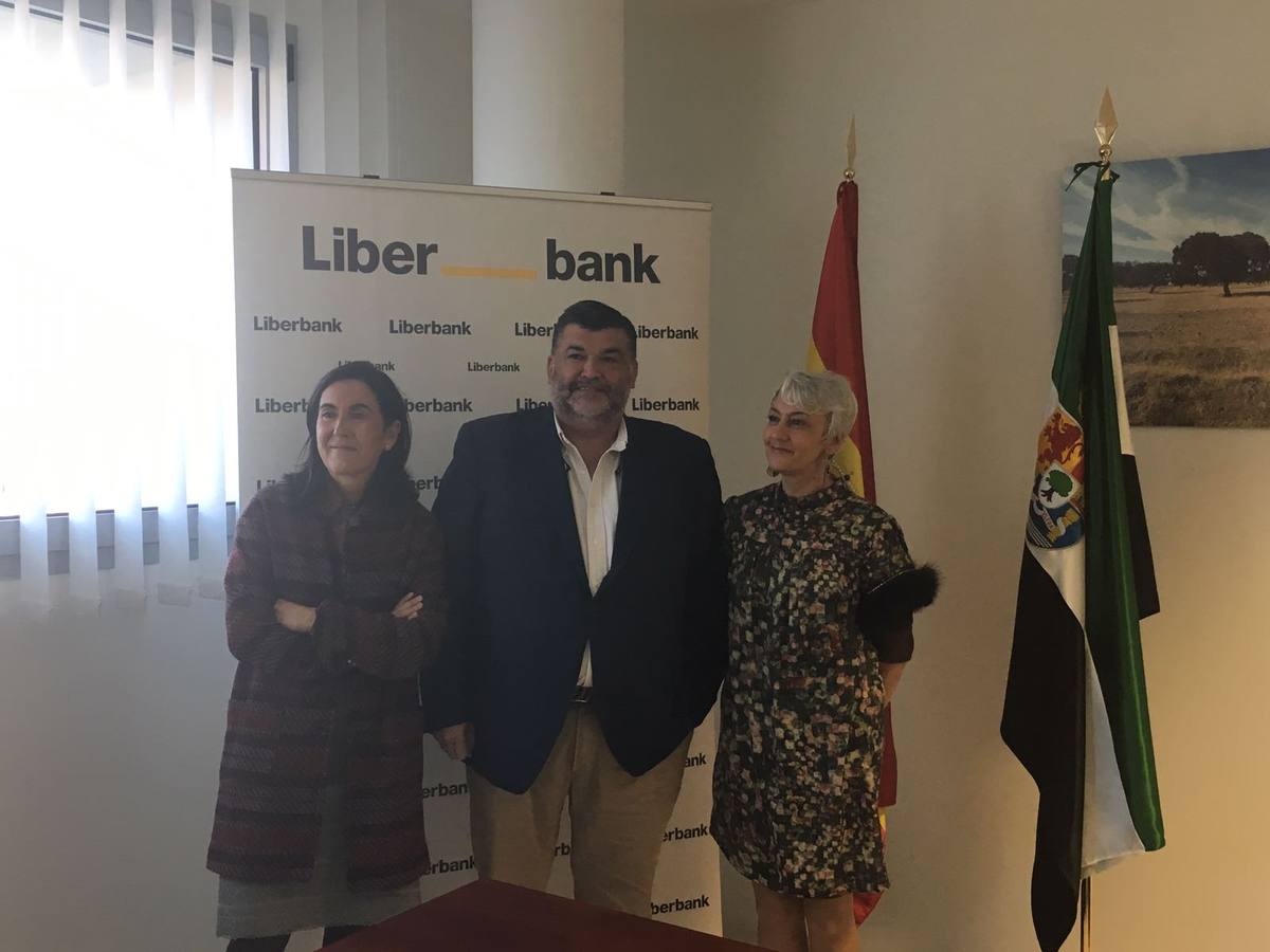 Los participantes en la firma: la directora general de Arquitectura de la Consejería de Sanidad y Políticas Sociales, María Ángeles López Amado, el alcalde Manuel Lavado, y la directora general de Liberbank, Teresa de Jesús Baz