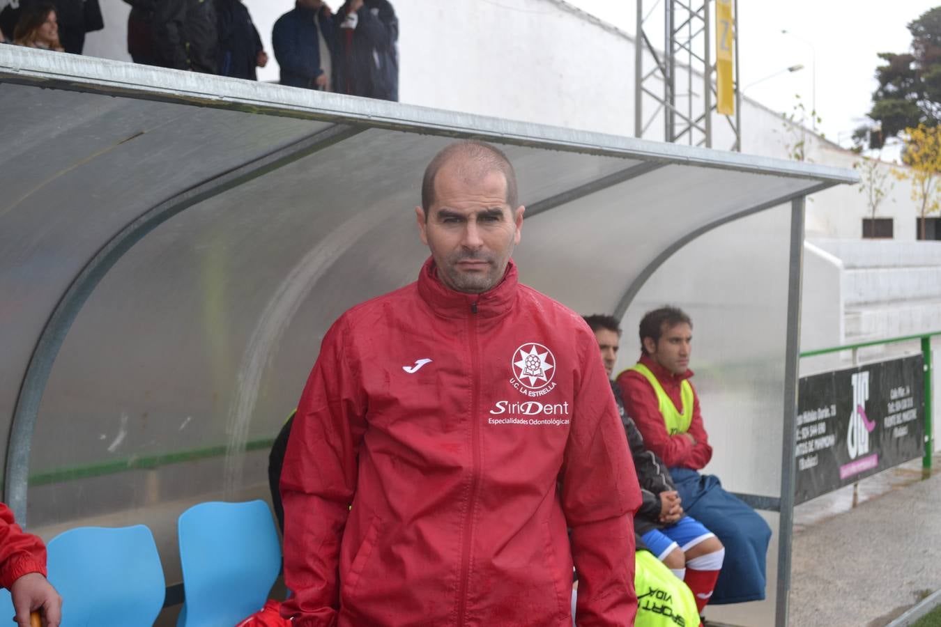 El entrenador de la Estrella Loren Montaño 
