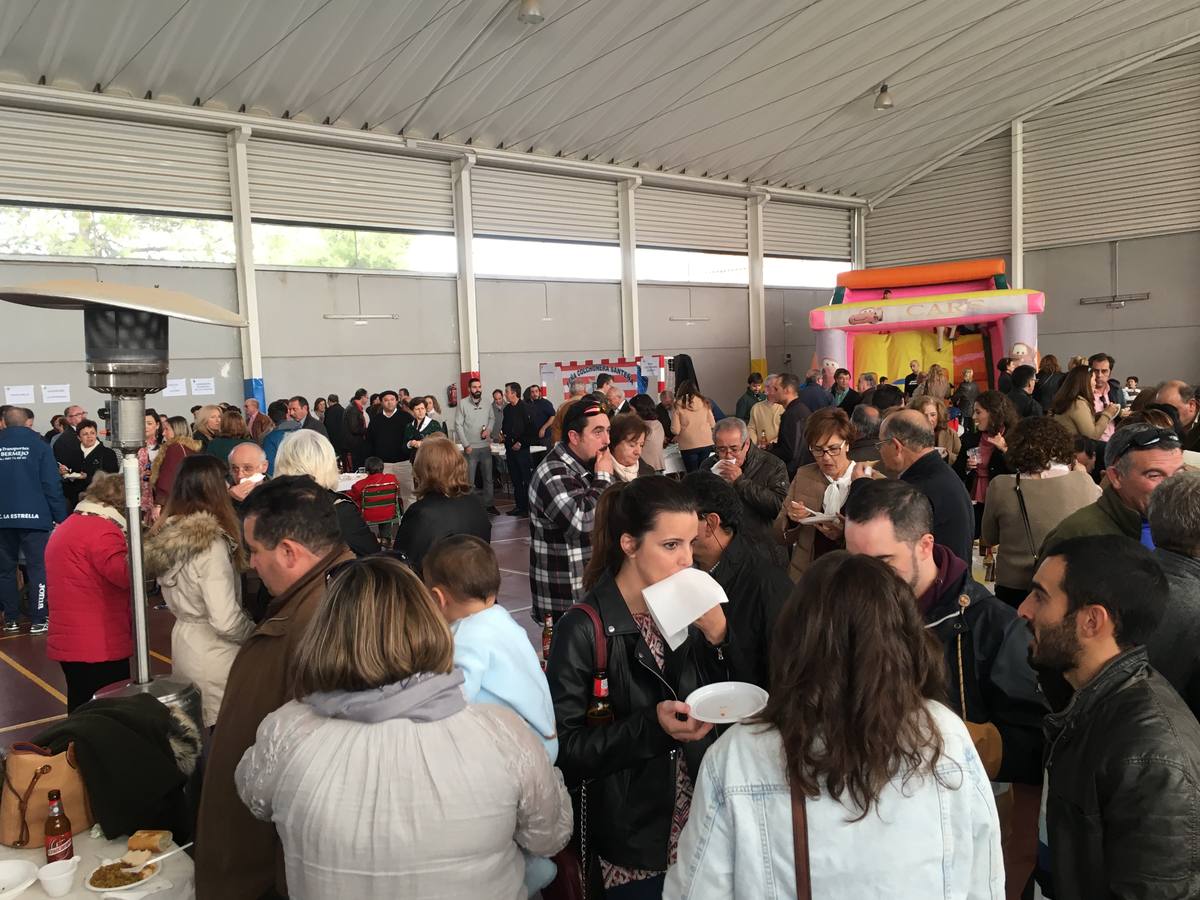 Mucho público en la Tapa Solidaria 2016 celebrada en el pabellón Antonio Luis Galeas