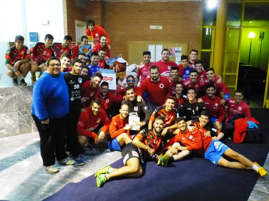 Foto final de familia, colaboradores en el evento y Cruz Roja. 