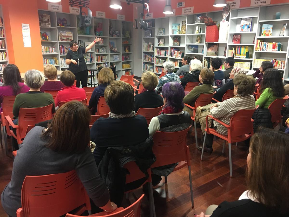 Elena Pérez en la biblioteca