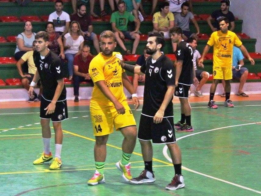 Abel Farrona, de amarillo en pleno partido