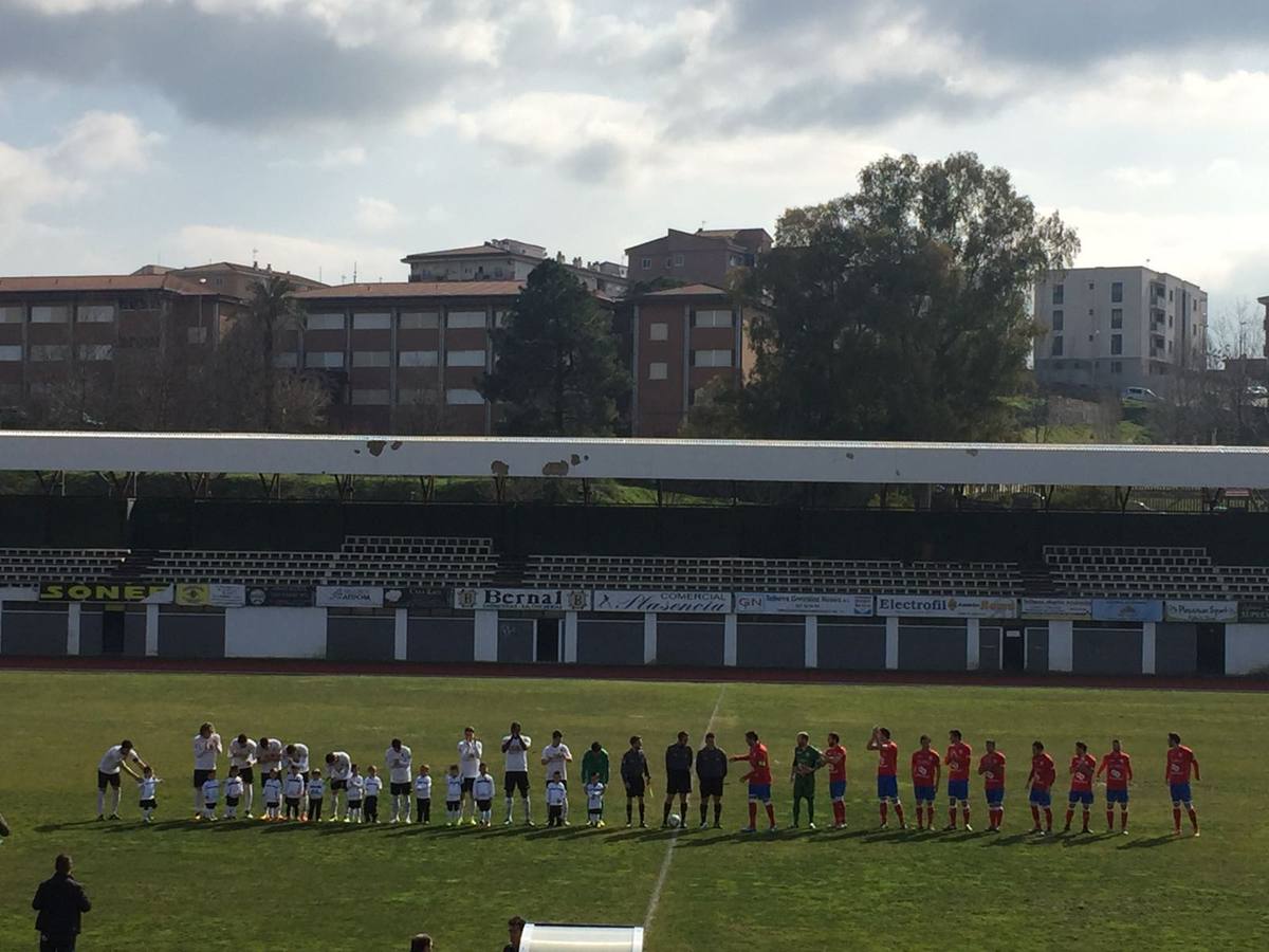 Inicio del partido en Plasencia 