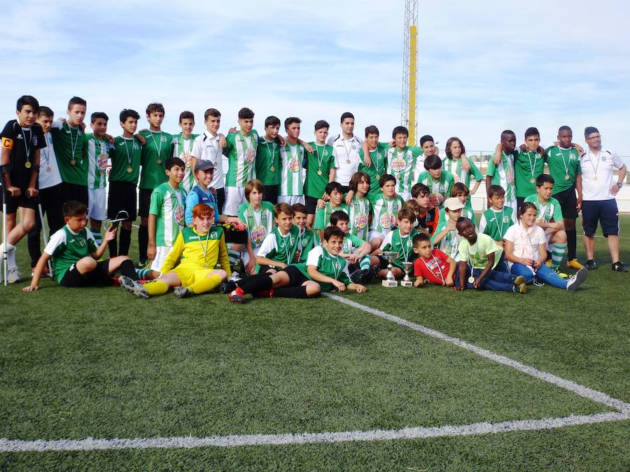 Jugadores deL CP ALMENDRALEJO y ABADIÑO KE posan con sus trofeos tras la final.