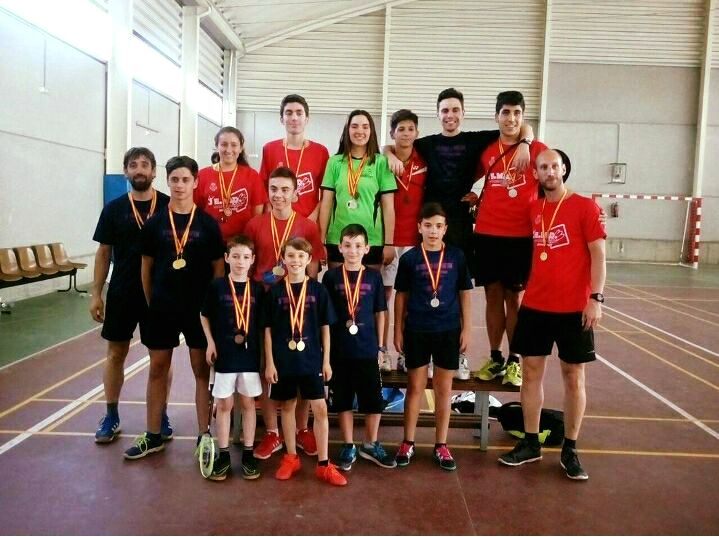 La armada santeña cargada de medallas del cuarto torneo de bádminton santeño