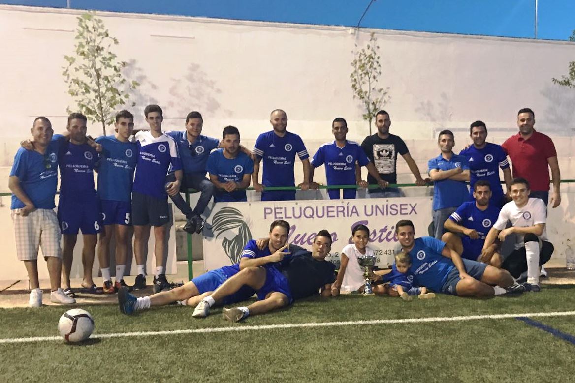 Equipo de los peluqueros con el trofeo de campeón de la sexta edición del torneo de fútbol 7