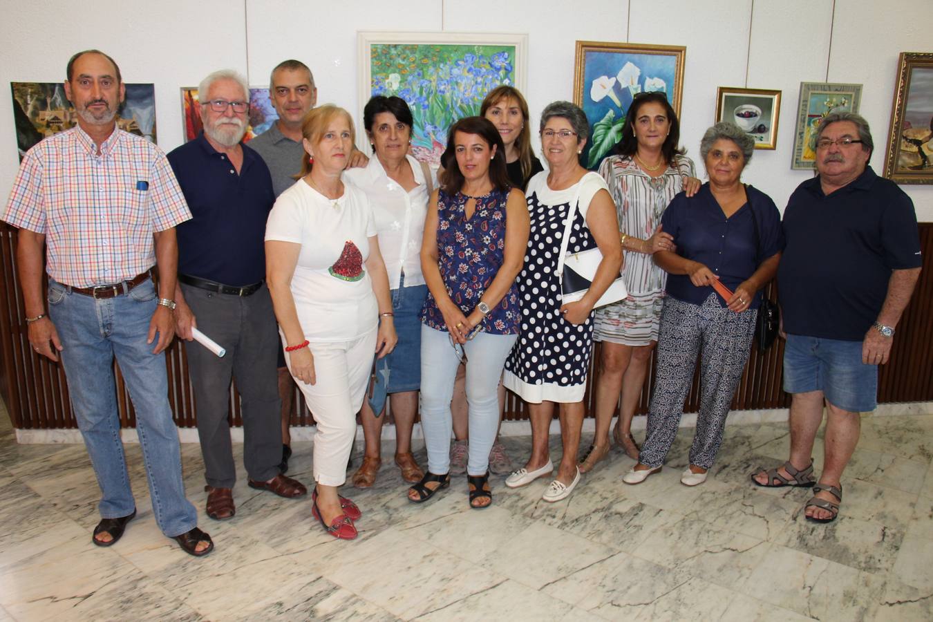 Algunos de los alumnos de esta escuela junto a su director en la exposición 