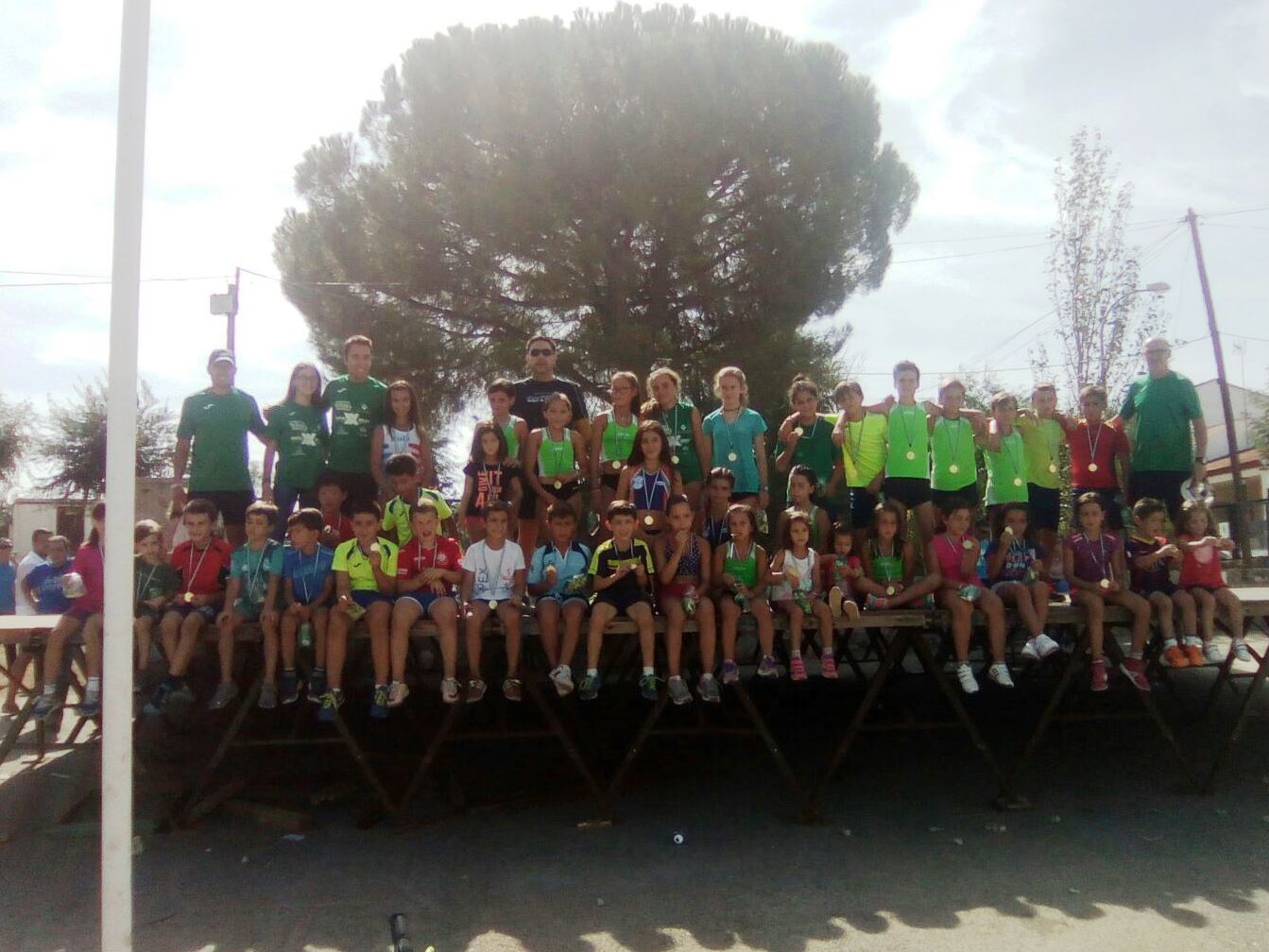 Todos los pequeños y mayores con cara de felicidad y su premio.
