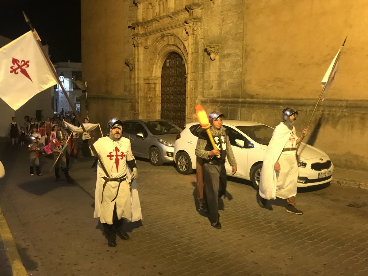 El desfile a su paso por la Puerta del Perdón