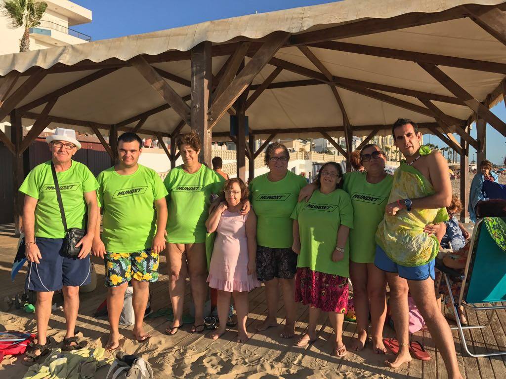 El grupo con su monitora en la playa 