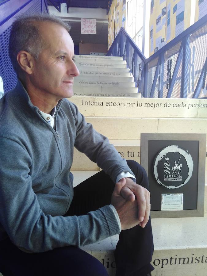 Joaquín Ortiz con su premio nacional otorgado por la D.O. Vinos de la Mancha por "Las angustias del Uli"