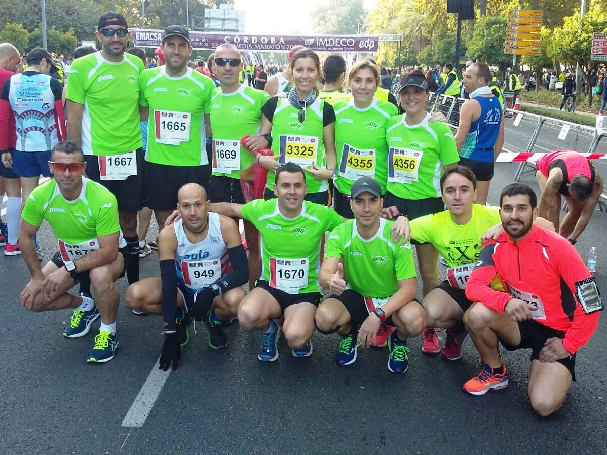 Un nutrido grupo de ACS antes de la salida de la XXXIII media maratón de Córdoba