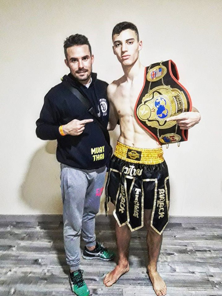 Samir luce orgulloso el cinturón que le acredita como campeón del combate, junto con su entrenador, Carlos Campos